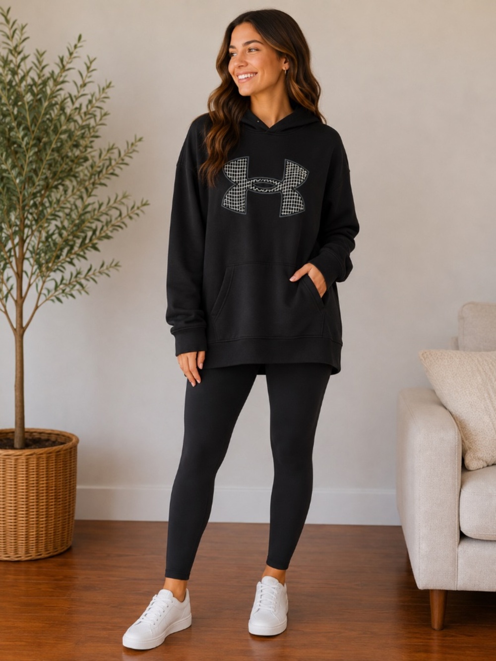 Under Armour Women’s Black Logo Pullover Hoodie Sweatshirt, size Large